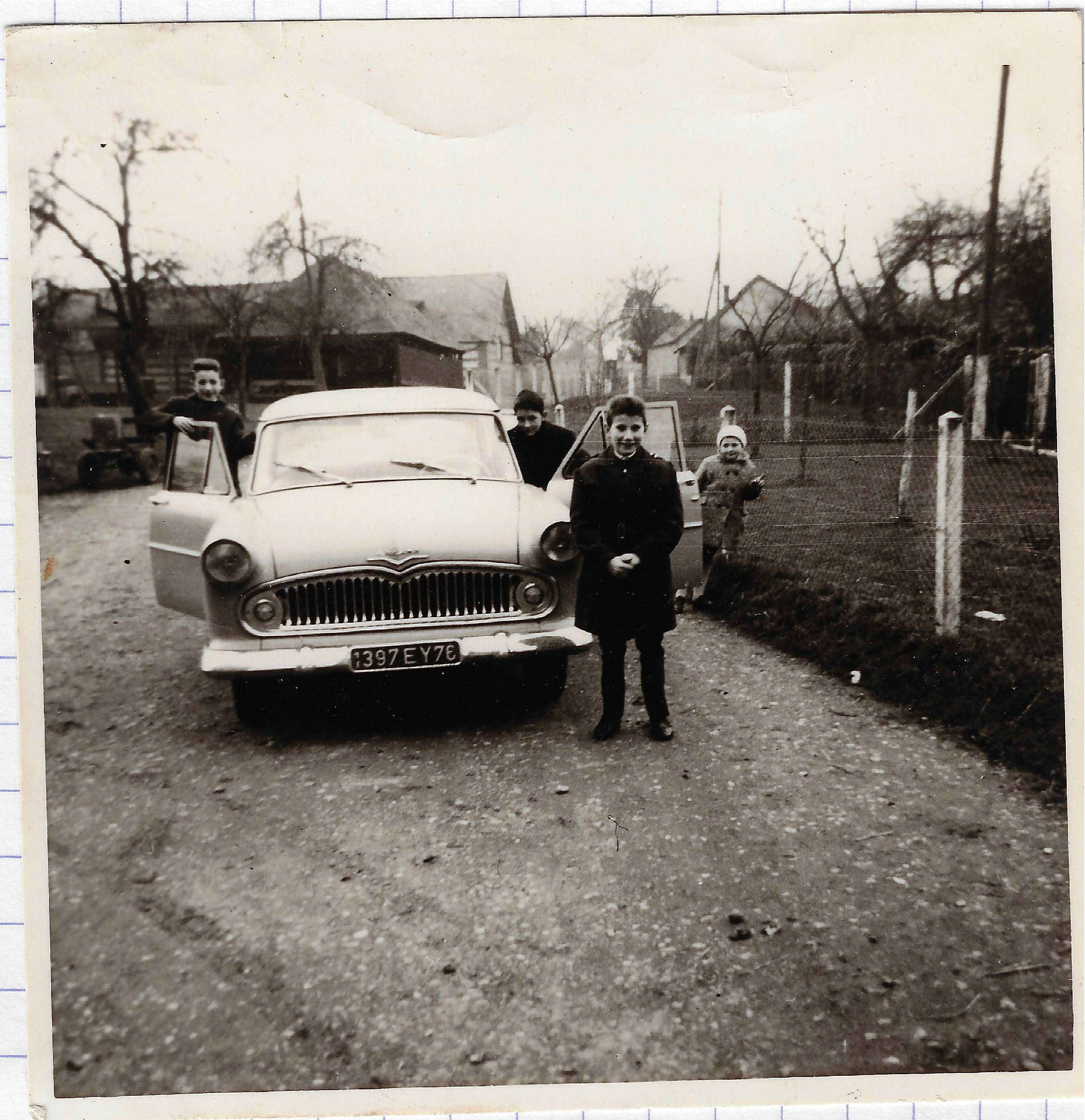 la petite famille autour de la voiture familiale